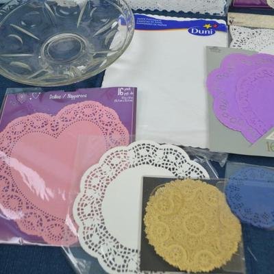 LOT 318. PAPER DOILIES