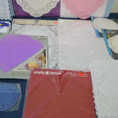 LOT 318. PAPER DOILIES