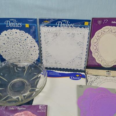 LOT 318. PAPER DOILIES
