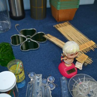 LOT 319 HOME DECOR AND TWO THERMOS