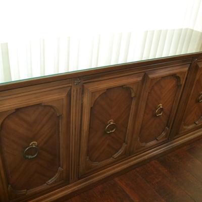 LOT 321 VINTAGE SIDEBOARD WITH GLASSTOP