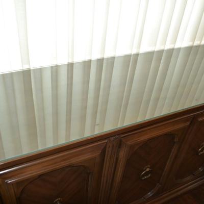 LOT 321 VINTAGE SIDEBOARD WITH GLASSTOP