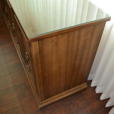 LOT 321 VINTAGE SIDEBOARD WITH GLASSTOP