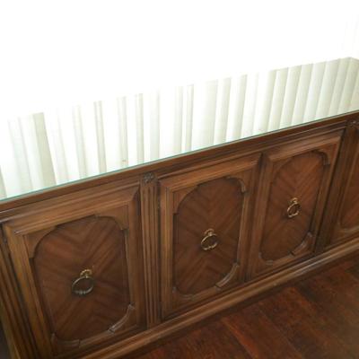 LOT 321 VINTAGE SIDEBOARD WITH GLASSTOP