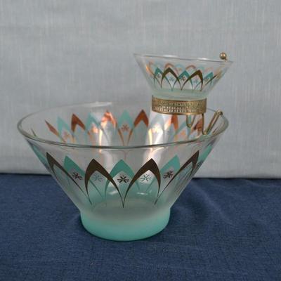 LOT 324. VINTAGE MCM CHIP AND DIP SET