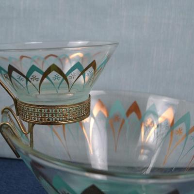 LOT 324. VINTAGE MCM CHIP AND DIP SET