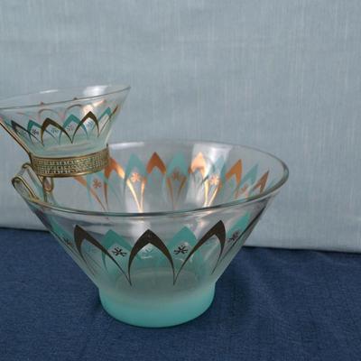 LOT 324. VINTAGE MCM CHIP AND DIP SET