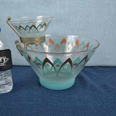 LOT 324. VINTAGE MCM CHIP AND DIP SET