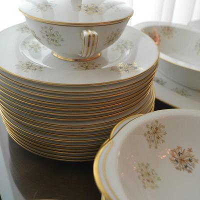 LOT 325. VINTAGE MID CENTURY MODERN NORITAKE SNOWFLAKE FINE CHINA SET