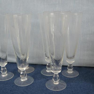 LOT 330. GLASSWARE AND CANDLE SET