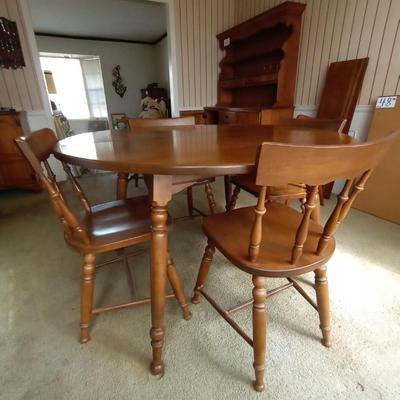 DINING TABLE WITH 3 LEAVES AND 6 CHAIRS 2 ARE CAPTIAN