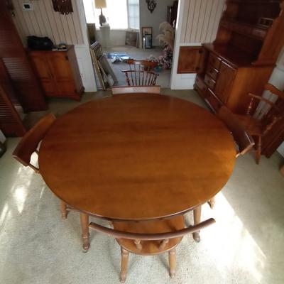 DINING TABLE WITH 3 LEAVES AND 6 CHAIRS 2 ARE CAPTIAN