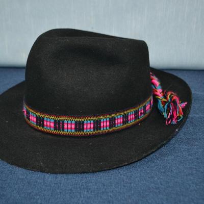 LOT 334. VINTAGE FELT HAT
