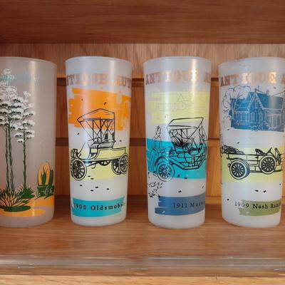 VINTAGE DRINKING GLASSES, ANTIQUE CARS AND A VINTAGE BLAKELY PREMIUM CACTUS FROSTED TUMBLER