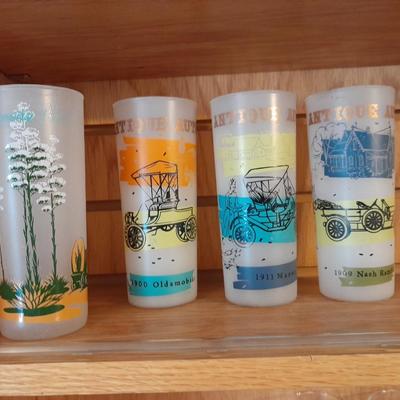 VINTAGE DRINKING GLASSES, ANTIQUE CARS AND A VINTAGE BLAKELY PREMIUM CACTUS FROSTED TUMBLER