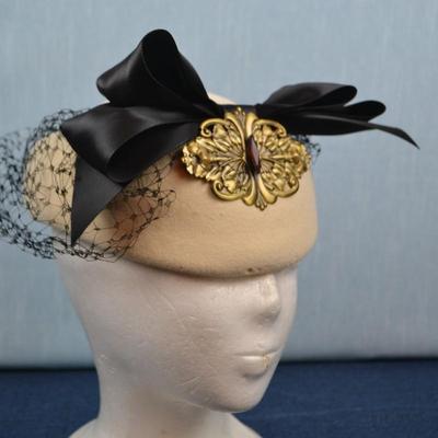 LOT 339. LADIES VINTAGE HAT