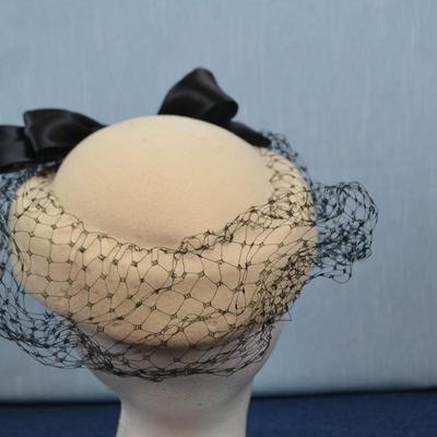 LOT 339. LADIES VINTAGE HAT