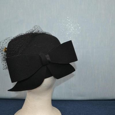 LOT 341. VINTAGE LADIES HAT