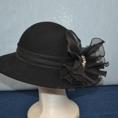 LOT 343. TWO VINTAGE LADIES HATS