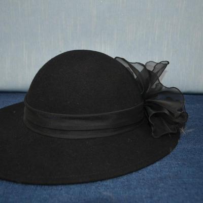 LOT 343. TWO VINTAGE LADIES HATS