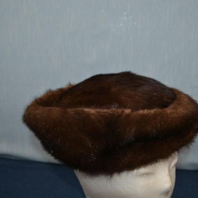 LOT 348. VINTAGE LADIES FUR HAT