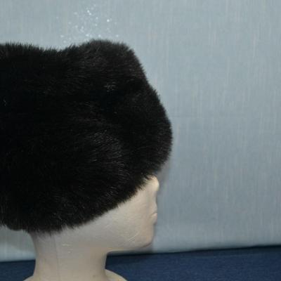 LOT 349. LADIES ARTIFICAL FUR HAT