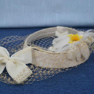 LOT 350. TWO LADIES HATS: LADIES SUN HAT AND VINTAGE HAT