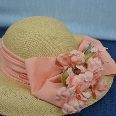 LOT 350. TWO LADIES HATS: LADIES SUN HAT AND VINTAGE HAT