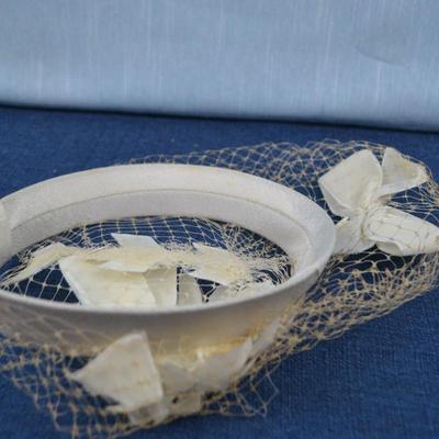 LOT 350. TWO LADIES HATS: LADIES SUN HAT AND VINTAGE HAT