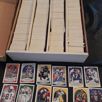 1990 FLEER LARGE FLAT BOX FOOTBALL SPORTS TRADING CARDS