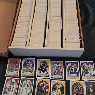 1990 FLEER LARGE FLAT BOX FOOTBALL SPORTS TRADING CARDS
