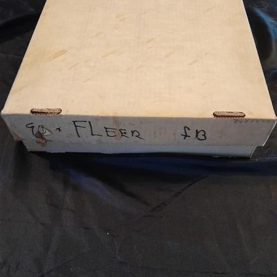 1990 FLEER LARGE FLAT BOX FOOTBALL SPORTS TRADING CARDS
