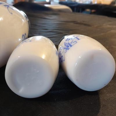 VINTAGE WESTMORELAND WHITE MILK GLASS SUGAR, SALT & PEPPER BLUE FLOWER