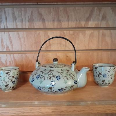 PIER 1 IMPORT TEA POT WITH TWO SMALL TEA GLASSES