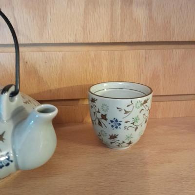 PIER 1 IMPORT TEA POT WITH TWO SMALL TEA GLASSES