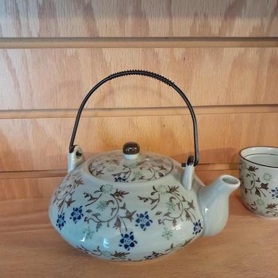 PIER 1 IMPORT TEA POT WITH TWO SMALL TEA GLASSES