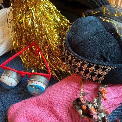 LOT 353 HAT, GLOVES AND GLASSES