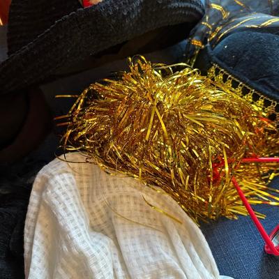 LOT 353 HAT, GLOVES AND GLASSES