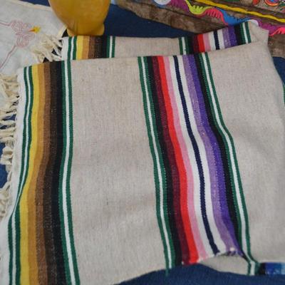 LOT 372. ART, HOME DECOR AND SERAPE
