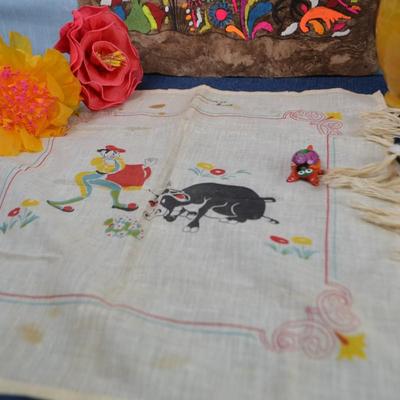 LOT 372. ART, HOME DECOR AND SERAPE