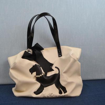 LOT 388. MY FLAT IN LONDON LADIES HANDBAG