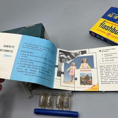 Vintage Kodak Hawkeye Instamatic Camera with Flashbulb Attachment & Bulbs