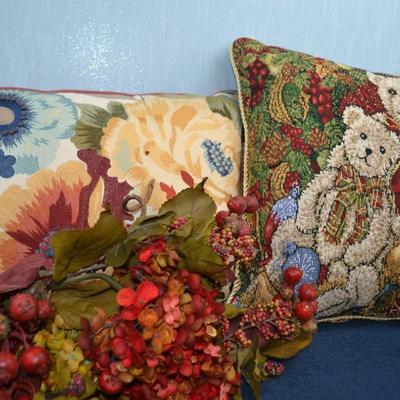 LOT 397 ARTIFICIAL PLANT DECOR AND PILLOWS