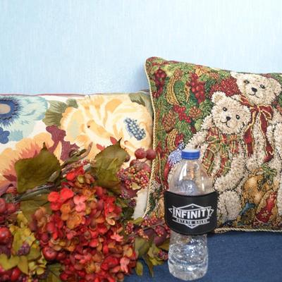 LOT 397 ARTIFICIAL PLANT DECOR AND PILLOWS