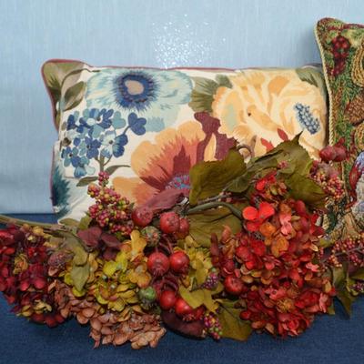 LOT 397 ARTIFICIAL PLANT DECOR AND PILLOWS