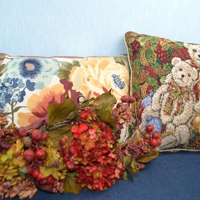 LOT 397 ARTIFICIAL PLANT DECOR AND PILLOWS