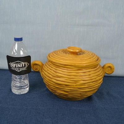LOT 400 VINTAGE USA POTTERY JAR AND LID