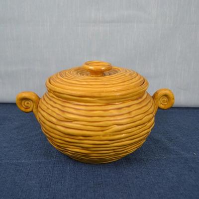 LOT 400 VINTAGE USA POTTERY JAR AND LID