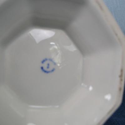 LOT 401. VINTAGE DISH WITH LID