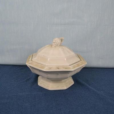 LOT 401. VINTAGE DISH WITH LID